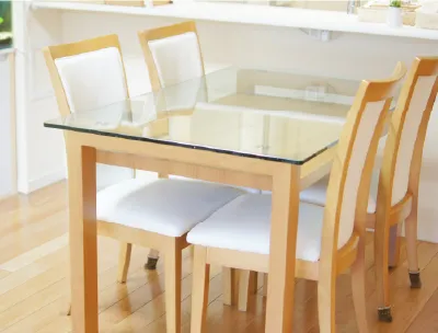 ガラス扉の棚や陶器家具など、壊れやすい家具の回収・処分