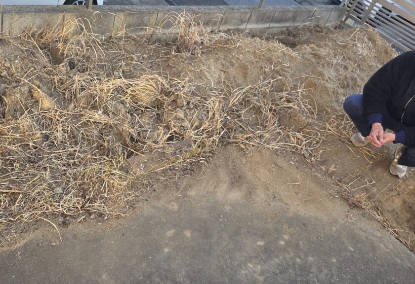 【君津市】庭DIY前の大仕事！6畳分のお庭の土・根っこ・雑草を10cm掘り起こして即日回収！高台の階段搬出まで完全対応【作業実録レポート】