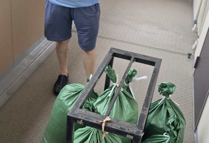 【流山市】ベランダの不用品即日回収！重い土のう袋・砂利・鉄製架台をマンション6階からエレベーターでスピーディーに搬出・処分！
