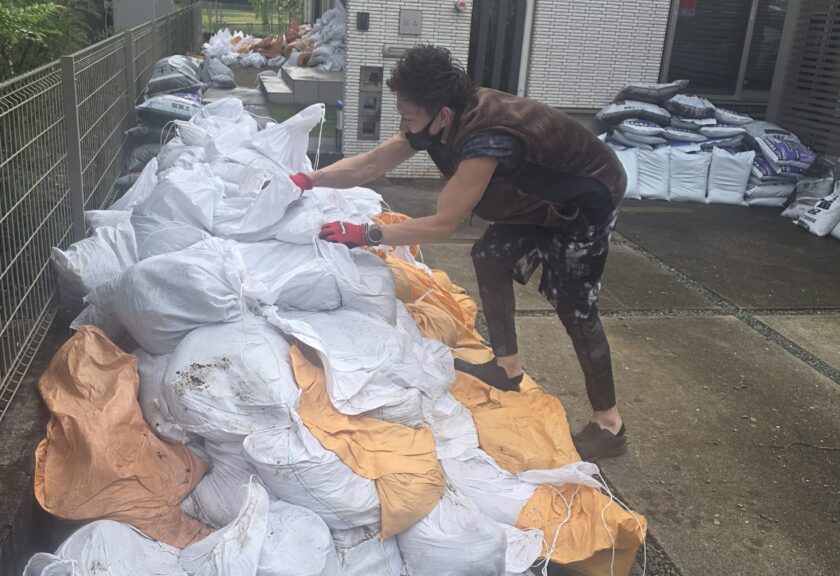 【千葉県成田市】土・砂利・芝生・人工芝の処分を即日回収😍庭DIYの大量土嚢袋を狭い家周りから2名4時間で2tトラック満載搬出&職場の不用品も追加回収🌱🚛